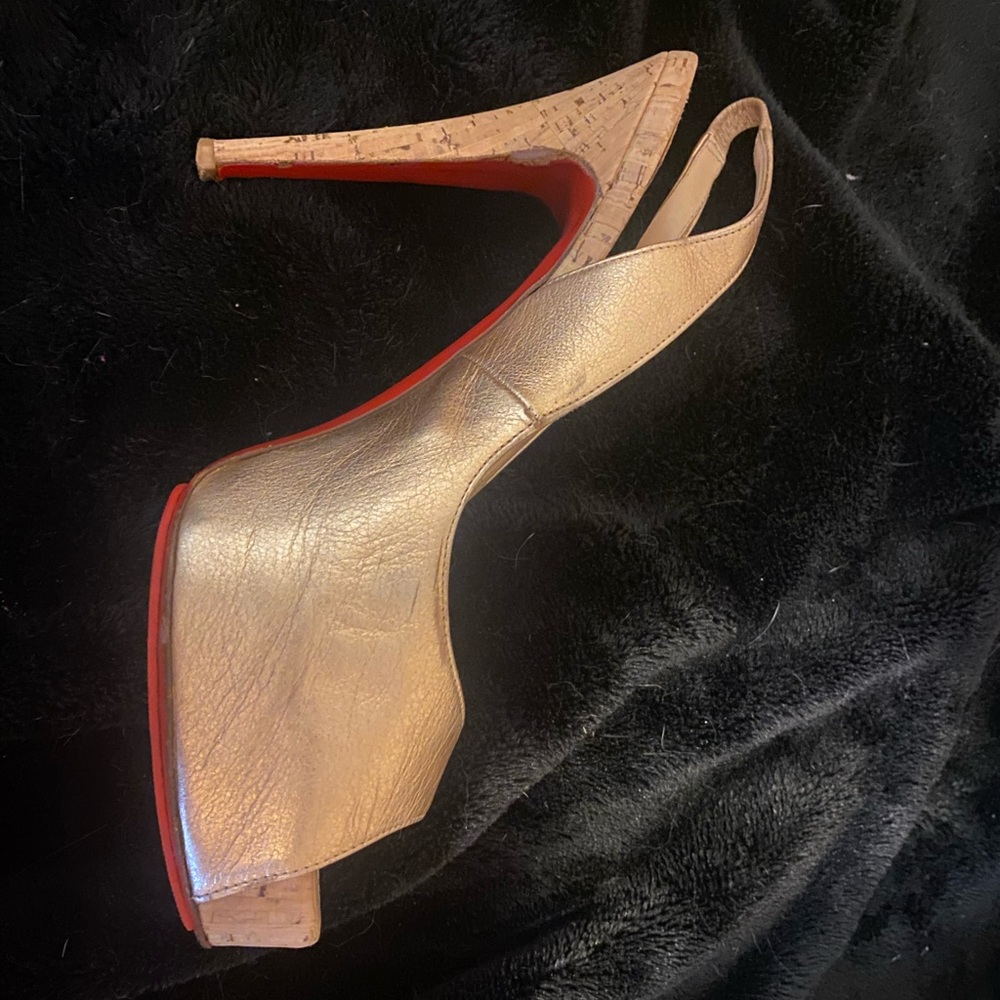 Christian Louboutin cork heel gold shoes - Picture 5 of 8
